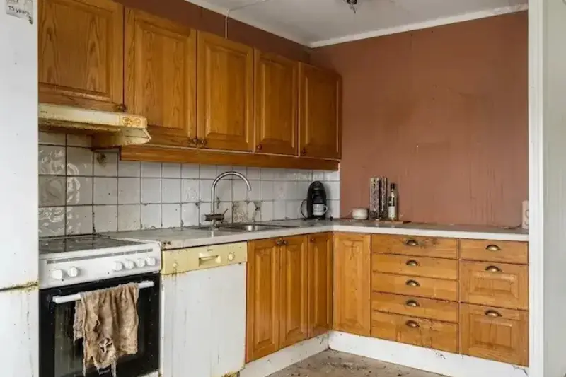 Before Renovation Kitchen Cabinets – Oakville Project by oakville kitchen experts Kitchen cabinets before renovation in Oakville showing outdated kitchen design by oakville kitchen experts